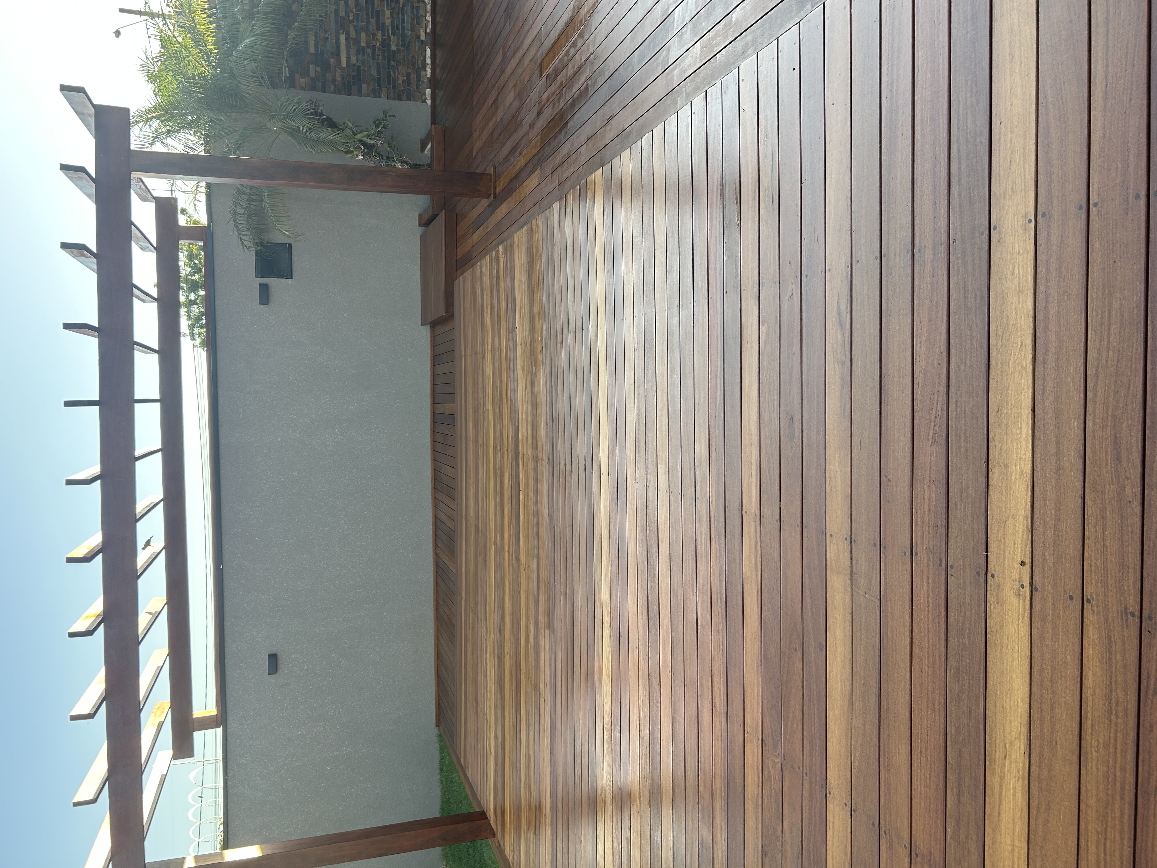 Escada externa em madeira