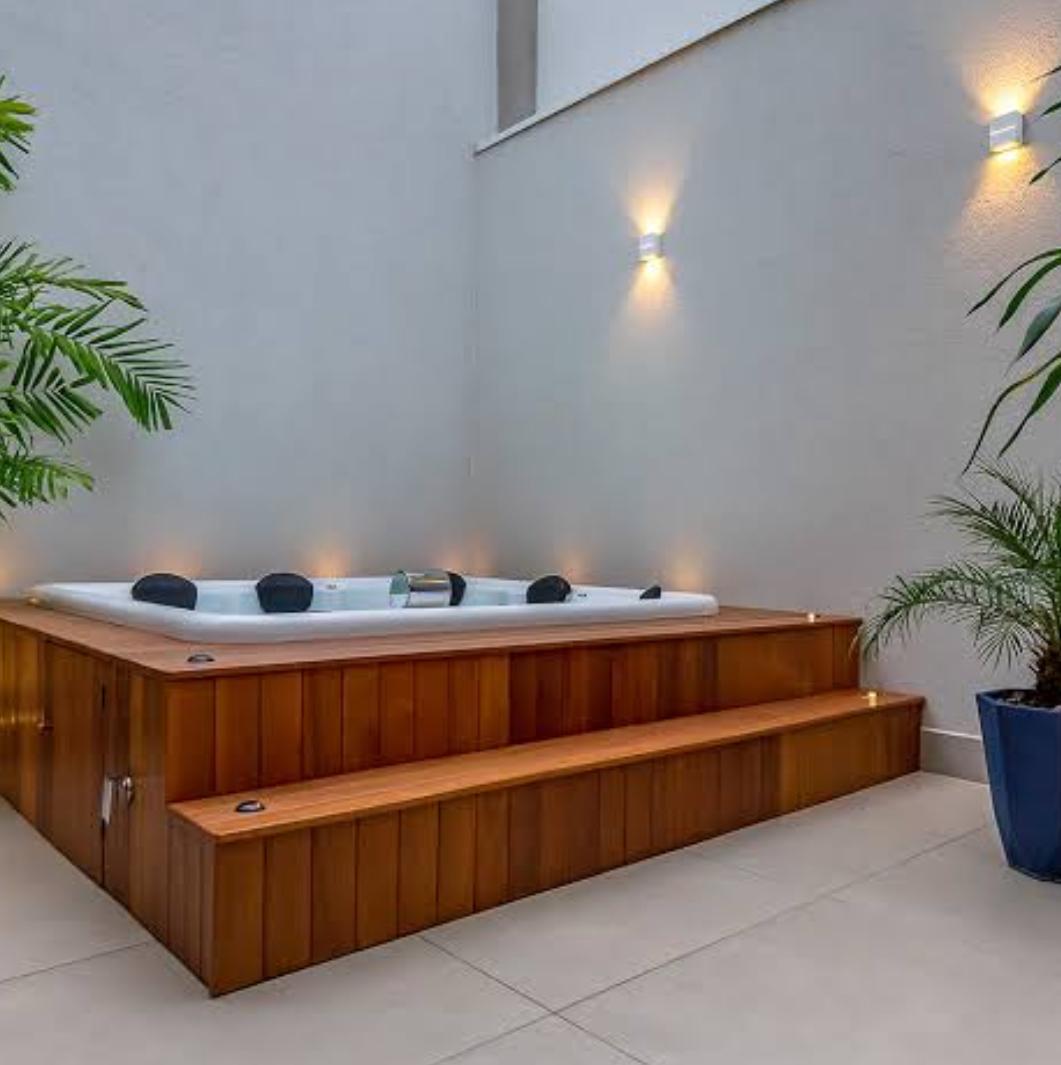 Spa externo com acabamento em madeira