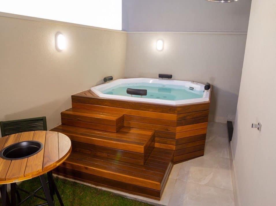 Spa compacto em madeira