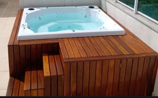 Spa retangular com escadas em madeira