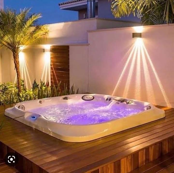 Spa iluminado com deck de madeira