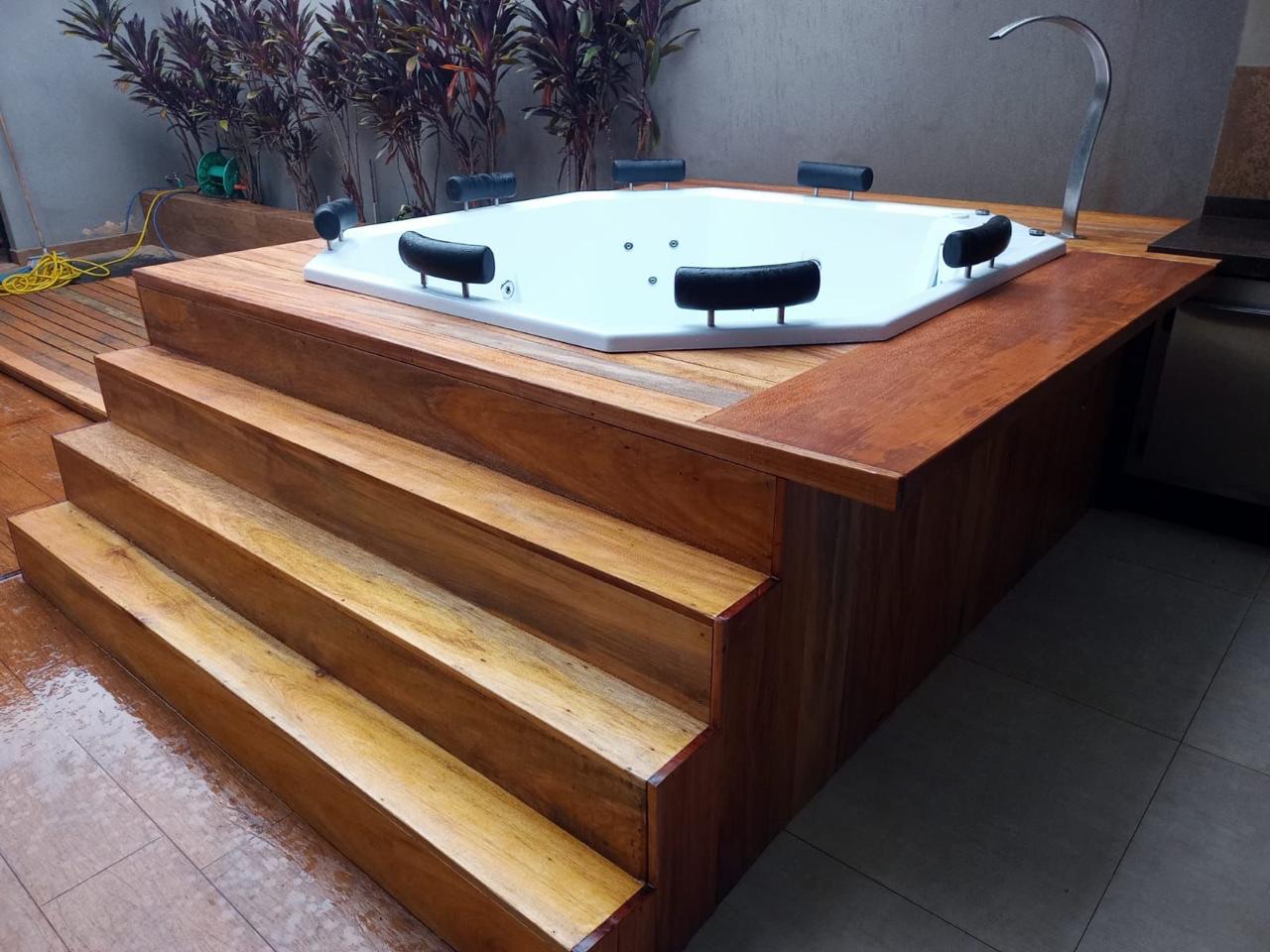 Spa octogonal com escadas em madeira